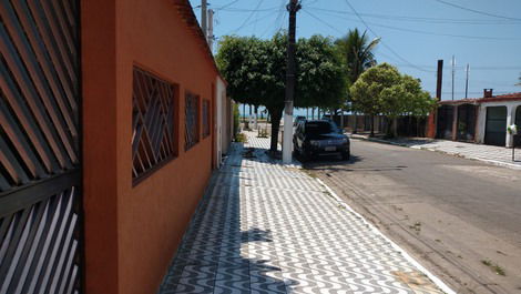 Fachada e ao fundo a praia