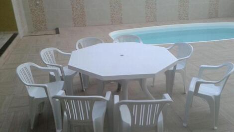 Casarão, piscina e churrasqueira com lazer e segurança.