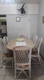 Apto 2 Dorm, 5 minutos a pé do mar, 2 ar nos quartos,churr, 8 Pessoas