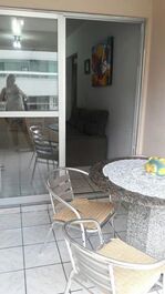 Apto 2 Dorm, 5 minutos a pé do mar, 2 ar nos quartos,churr, 8 Pessoas