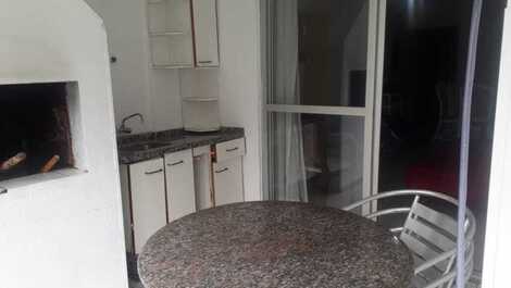 Apto 2 Dorm, 5 minutos a pé do mar, 2 ar nos quartos,churr, 8 Pessoas
