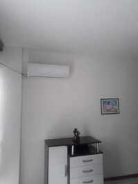 Apto 2 Dorm, 5 minutos a pé do mar, 2 ar nos quartos,churr, 8 Pessoas