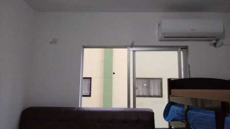 Apto 2 Dorm, 5 minutos a pé do mar, 2 ar nos quartos,churr, 8 Pessoas
