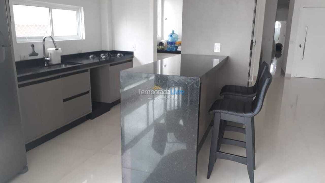 Apartamento para aluguel de temporada em Itapema (Meia Praia)