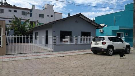 CASA NO CANTINHO DA PRAIA DE ZIMBROS