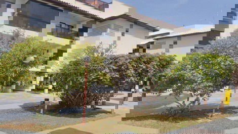 Apartamento 02 dormitorios (suite) a 100 metros do mar