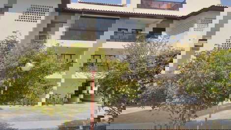 Apartamento 02 dormitorios (suite) a 100 metros do mar