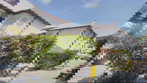 Apartamento 02 dormitorios (suite) a 100 metros do mar