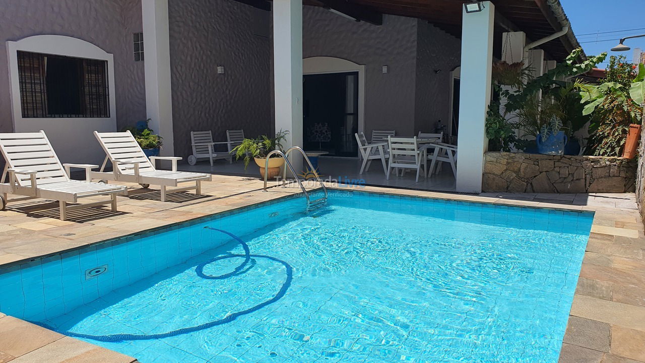 Casa para aluguel de temporada em Guarujá (Jardim Virgínia)