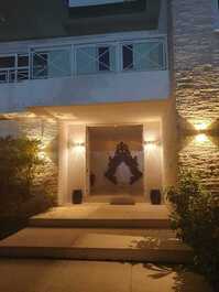MODERN MANSION IN MANSIONS WITH 5 SUITES - GROUND FLOOR SUITE!