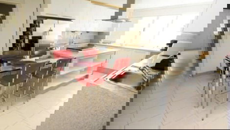 MODERN MANSION IN MANSIONS WITH 5 SUITES - GROUND FLOOR SUITE!
