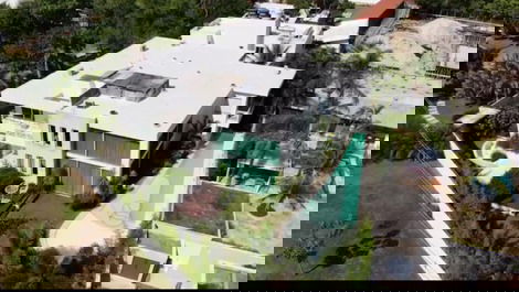 MODERN MANSION IN MANSIONS WITH 5 SUITES - GROUND FLOOR SUITE!