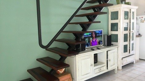 Sala com TV smart conectada  a internet 