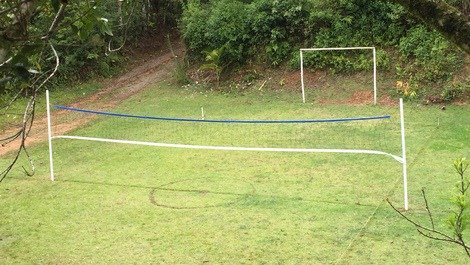 Campo de futebol gramado com opção para volley