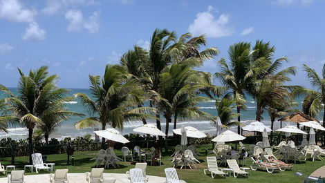 Vista piscina e mar