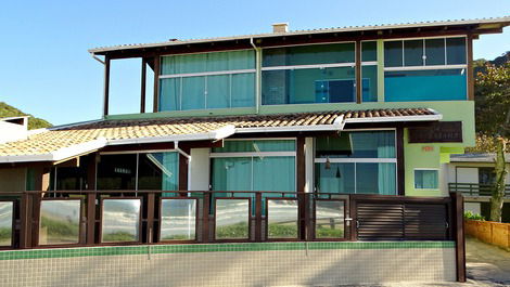 GREAT HOUSE ON THE BEACH OF CONCEIÇÃO IN BOMBINHAS, FOR 14 PEOPLE, BEING: