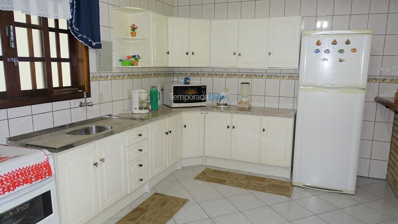 Casa para aluguel de temporada em Bombinhas (Praia de Bombas)