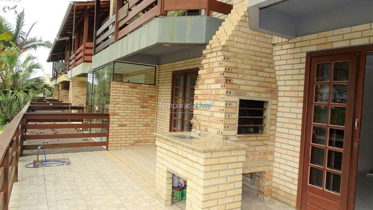 Casa para aluguel de temporada em Bombinhas (Praia de Bombas)