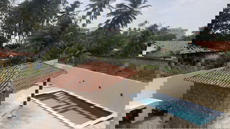 Área gourmet no térreo com churrasqueira e piscina 