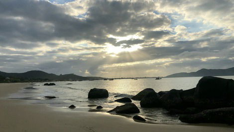 Amanhecer na praia de zimbros 