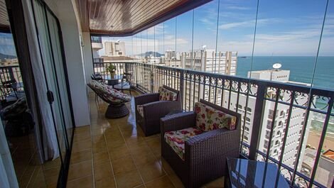 Apartment overlooking the sea one block from the beach