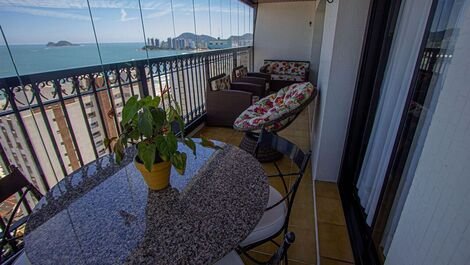 Apartment overlooking the sea one block from the beach