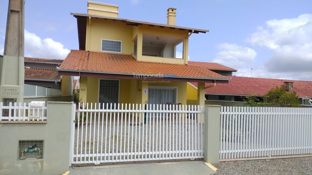 Casa para aluguel de temporada em Balneário Barra do Sul (Salinas)