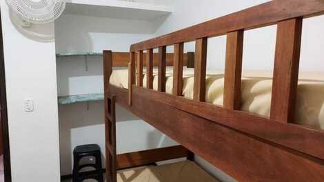 Confortável casa para 18 pessoas na Enseada a 400 metros da Prainha