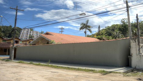 Aconchegante Casa Toninhas/Ubatuba - até 26 pessoas, 7 suítes, piscina