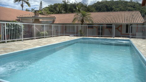 Aconchegante Casa Toninhas/Ubatuba - até 26 pessoas, 7 suítes, piscina