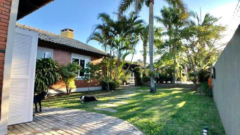 Hermosa casa con piscina en Atlântida! ¡Vive una gran experiencia!