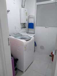 Área de serviço com máquina de lavar roupas.