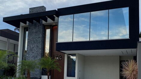 LUXURY HOUSE WITH NEW POOL, 5 SUITES + CINEMA ROOM, WIFI