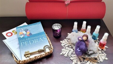 Cantinho zen, com tapetinho de yoga/exercícios, sprays vibracionais e livros