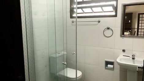 Banheiro para os dois quartos