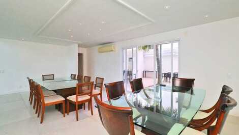 MODERN MANSION IN MANSIONS WITH 5 SUITES - GROUND FLOOR SUITE!