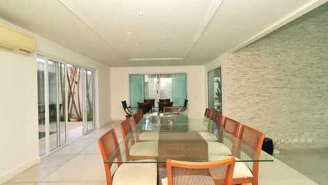 MODERN MANSION IN MANSIONS WITH 5 SUITES - GROUND FLOOR SUITE!