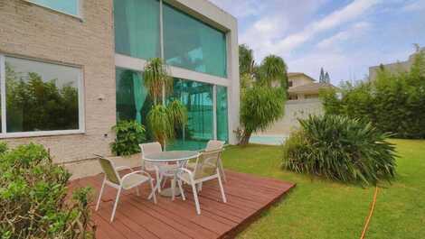 MODERN MANSION IN MANSIONS WITH 5 SUITES - GROUND FLOOR SUITE!