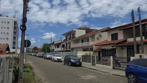 Great property 1 block from Prainha, 3 bedrooms with fans