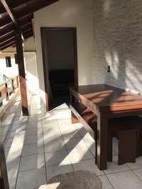 Mesa com bancos na varanda