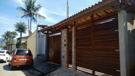 Cottage minutes from Perequê Beach /churas/WIFi250MB/Garg