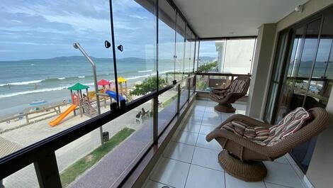 TOP APARTMENT - FRONT OF THE SEA - 3 BEDROOMS - IN THE HEART OF BAIRRO MEIA PRAIA
