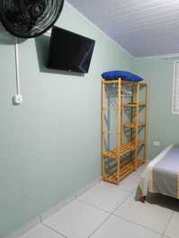 Quarto com ventilador , armario e tv smart , (Netflix disponivel)