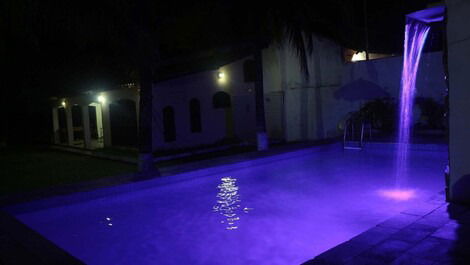 Piscina com iluminação noturna