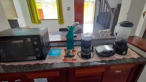 Armário com com utensílios de cozinha forno elétrico cafeteira  