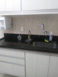 Cozinha com utensílios de cozinha e bebedouro de água