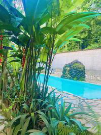 Sitio de temporada a 15 km de BH, con piscina y amplia zona verde.