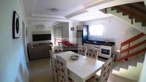 Duplex finamente mobiliado com vista para o mar em Mariscal!