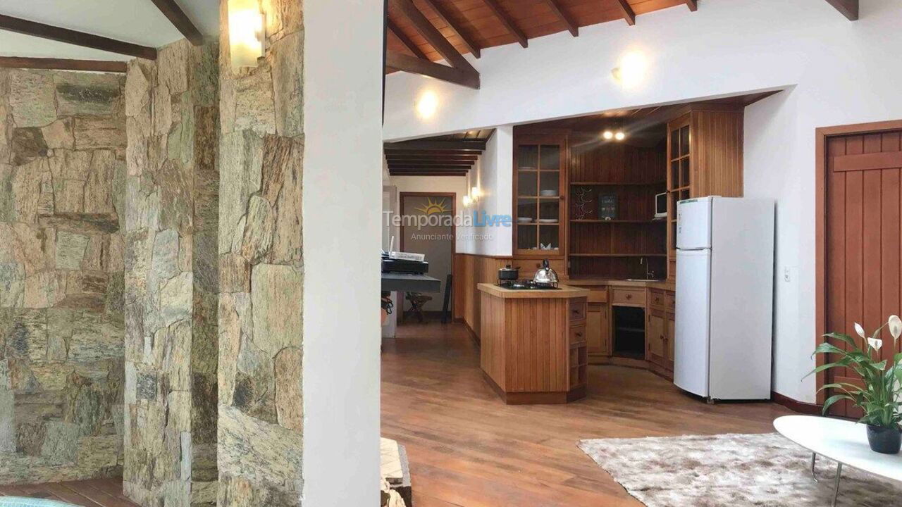 Casa para alquiler de vacaciones em Campos do Jordão (Colinas Capivari)