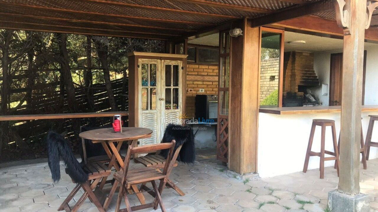 Casa para alquiler de vacaciones em Campos do Jordão (Colinas Capivari)